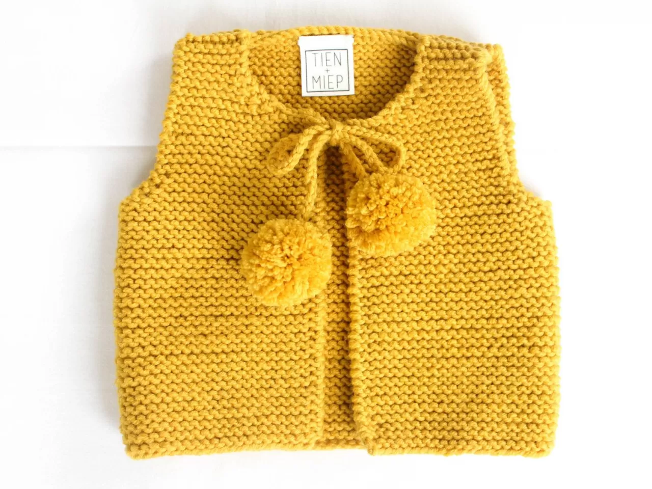 Sarı Ponponlu Kız Bebek Örgü Yelek