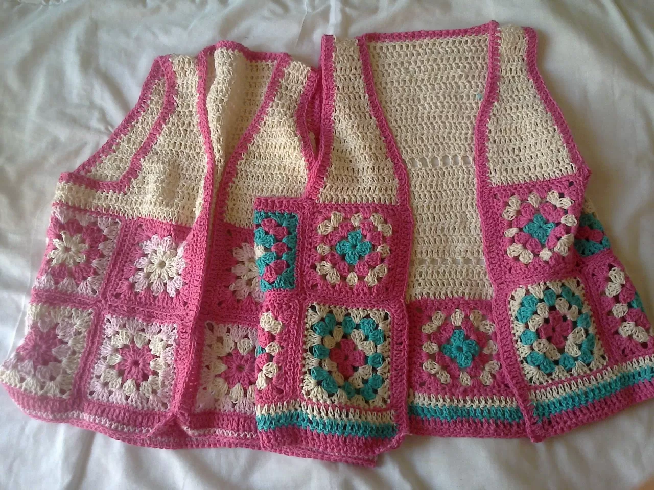 Tığ İşi Kız Bebek Örgü Yelek