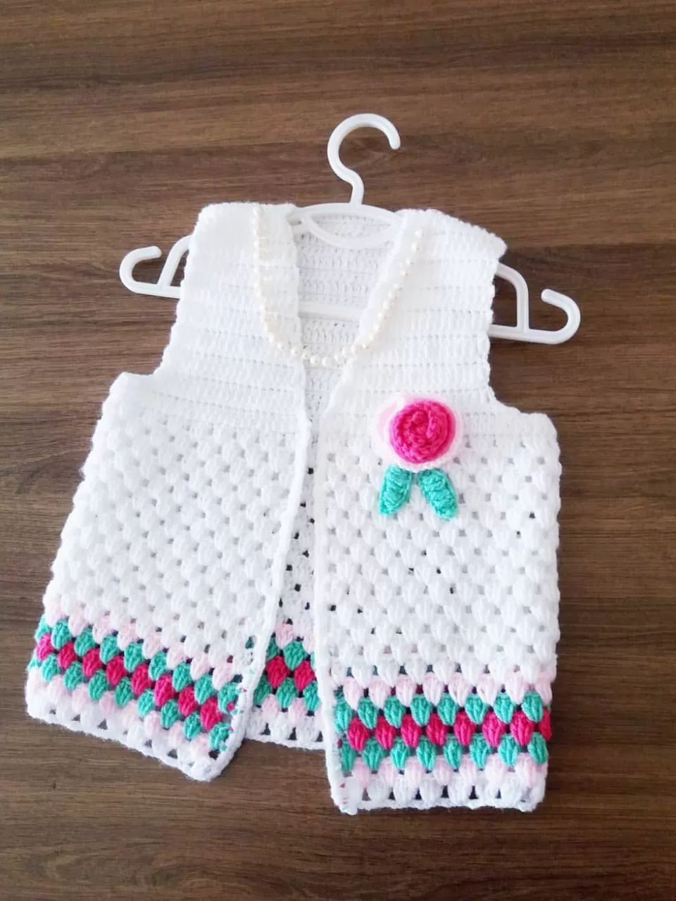 Beyaz, Delikli Kız Bebek Örgü Yelek