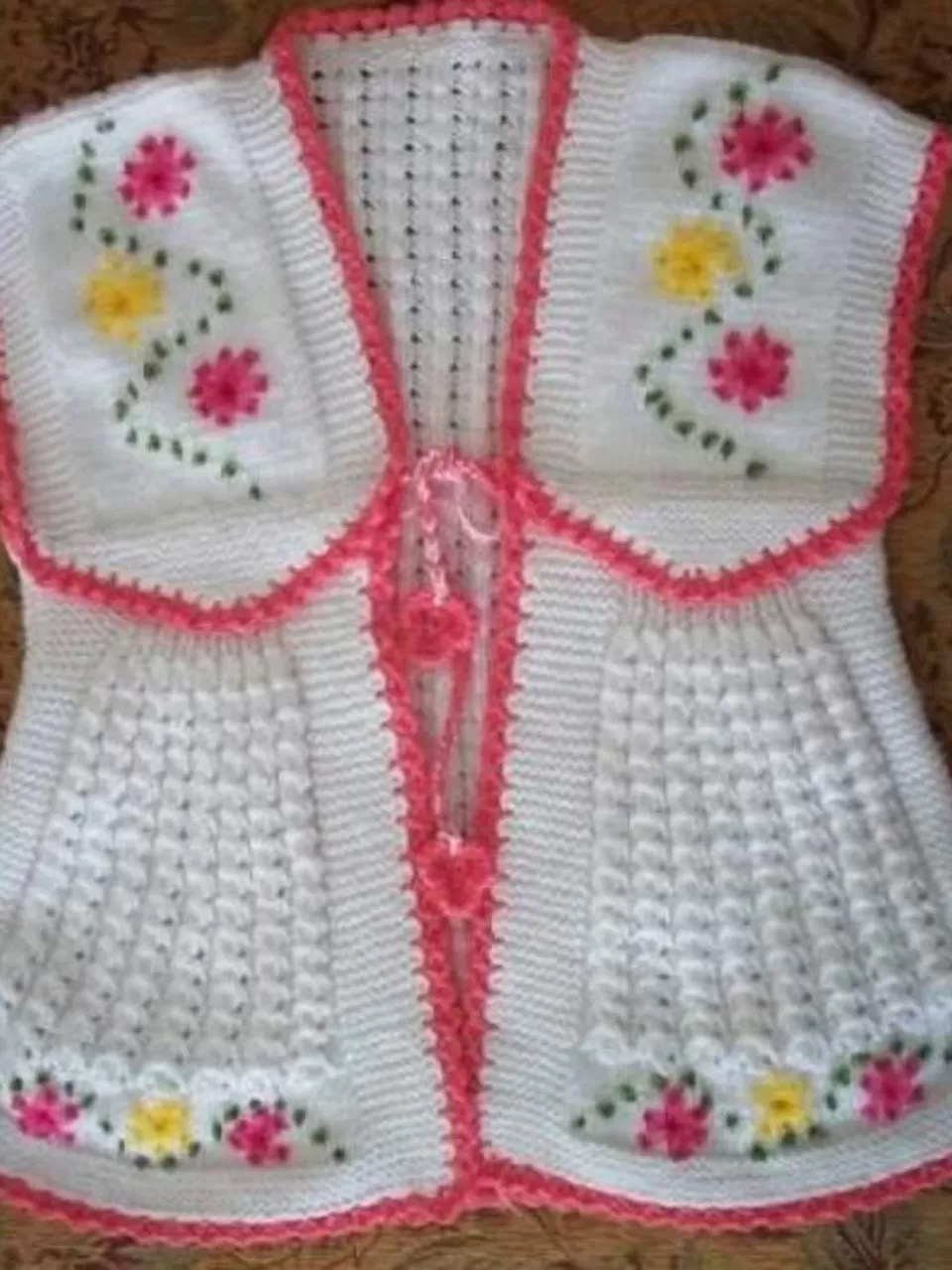 Beyaz - Pembe, Çiçekli Kız Bebek Örgü Yelek