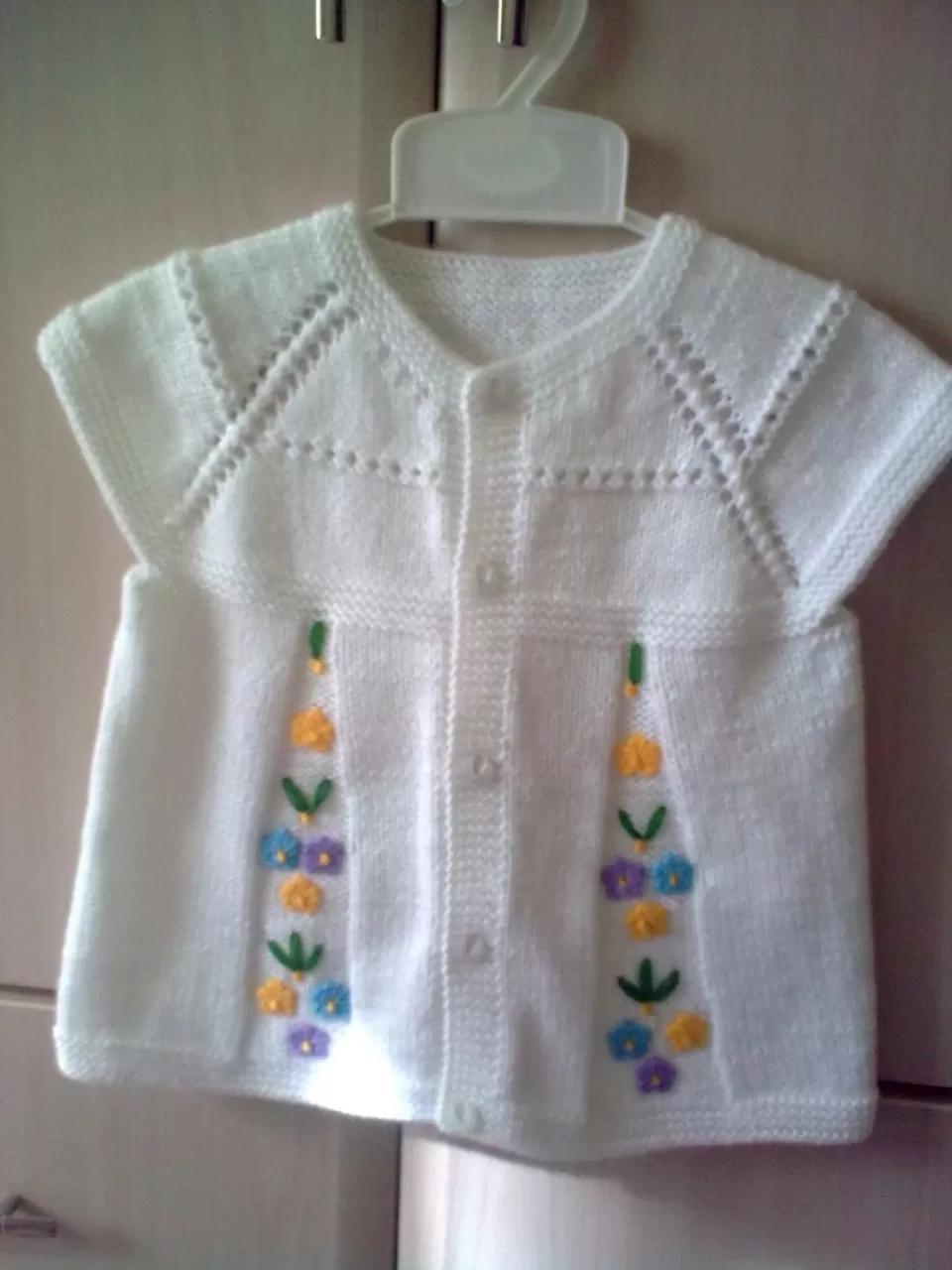 Beyaz, Renkli Çiçekli Kız Bebek Örgü Yelek
