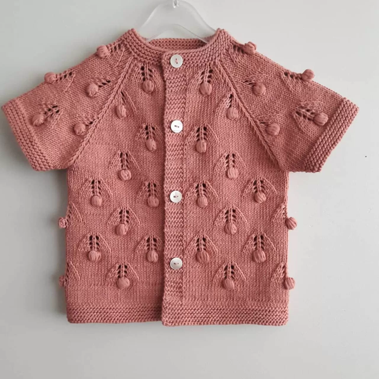 Ponpon İşlemeli Kız Bebek Örgü Yelek