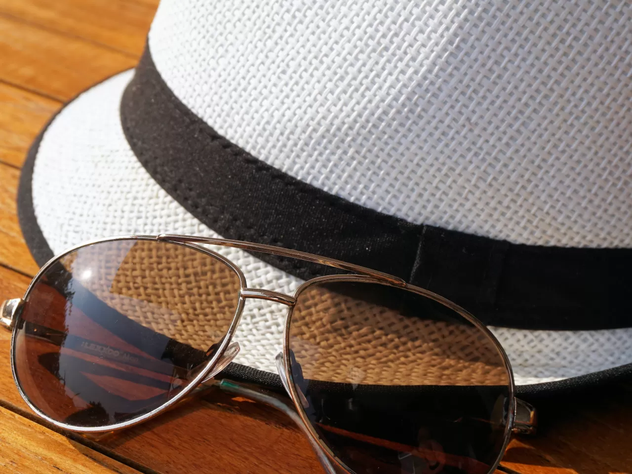 Şapka ve Güneş Gözlüğü: