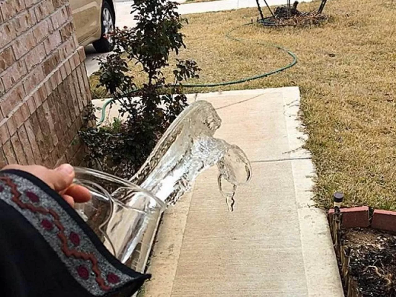 Gidenin Arkasından Su Dökmek