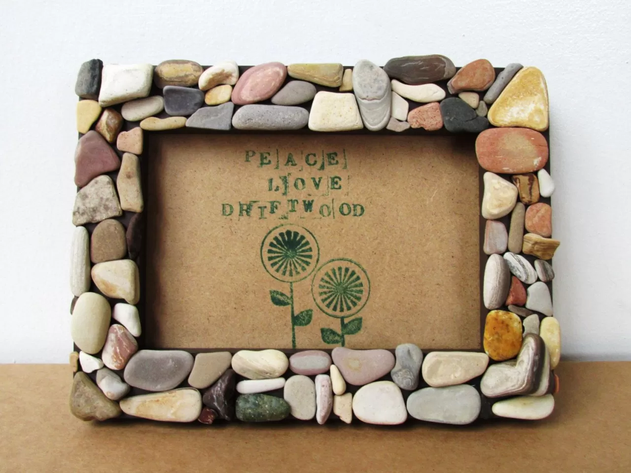 Doğal Taşlarla Fotoğraf Çerçevesi Süsleme