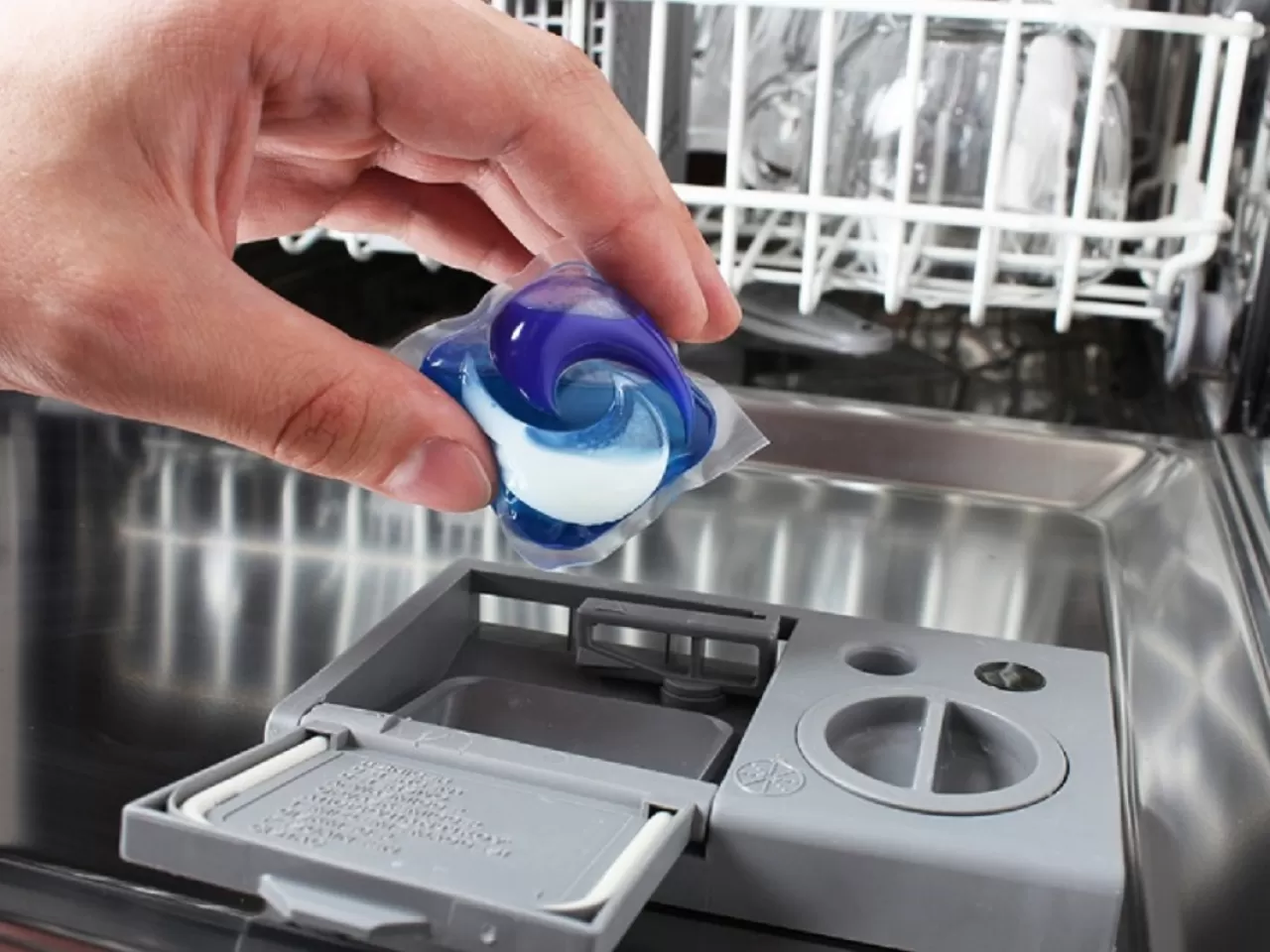 Посудомоечная машина жесткая вода. Для посудомоечных машин. Посудомойка отсек для таблетки. Отсеки для моющих средств в посудомойке. Отсеки в посудомоечной машине.