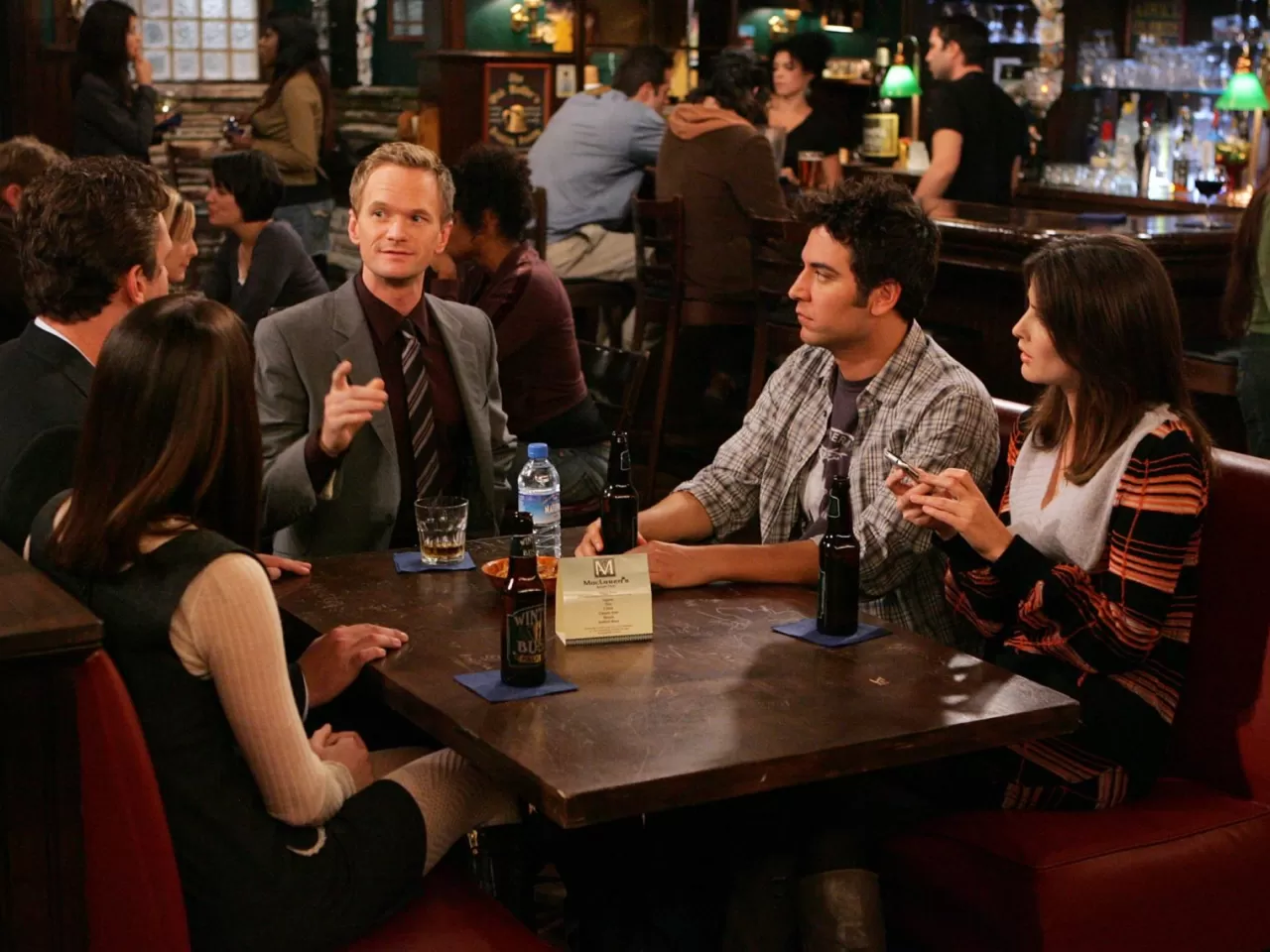 Karakterlerin favori barı, yaratıcı yapımcının asistanının adını almıştır.