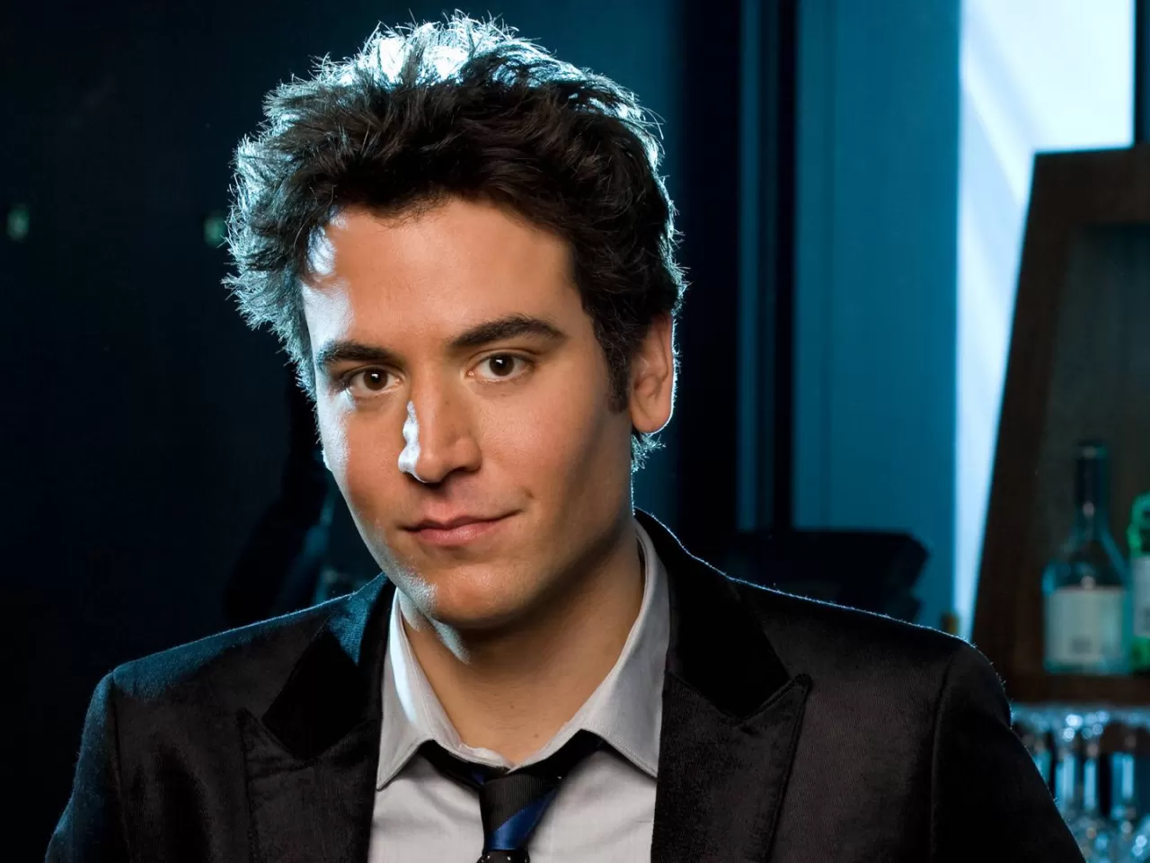 Anlatıcı Ted Mosby, Bob Saget tarafından seslendirilmiştir.