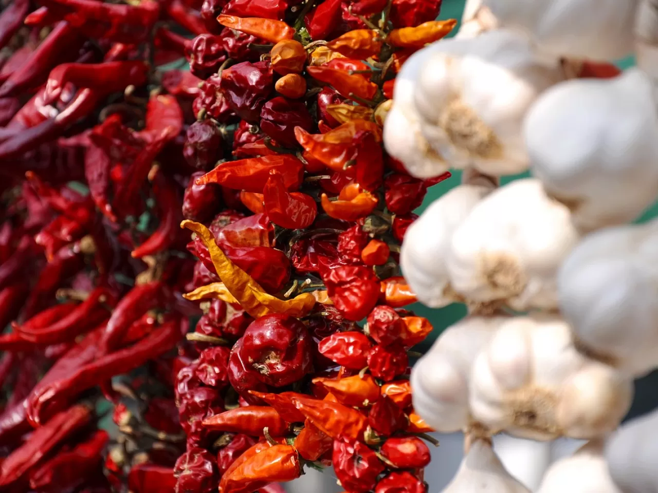 Sarımsak, Şili biberi ve yağın nadir kullanılır.