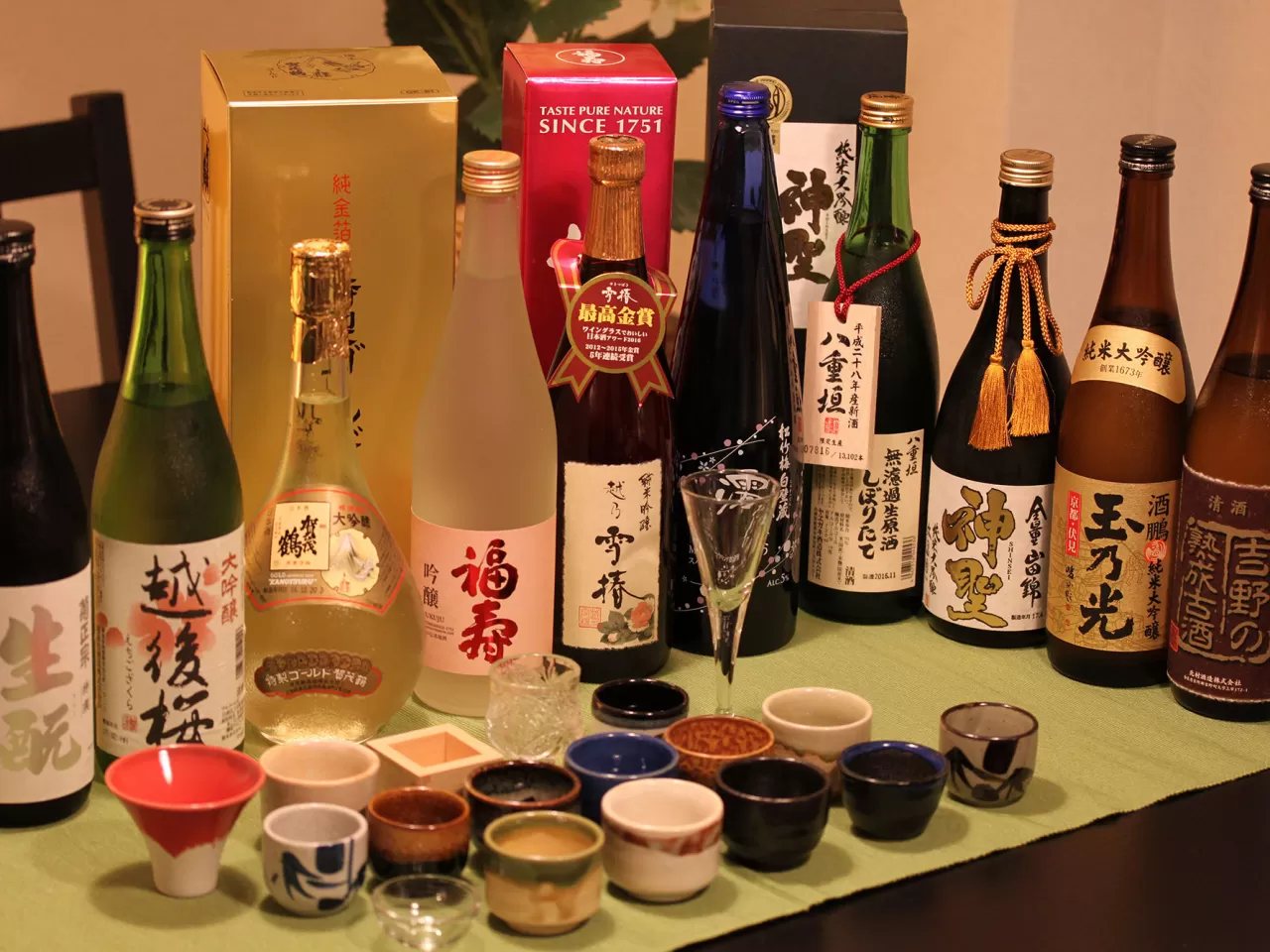 Sake (Japonların tahıl tozu ve pirinçten yapılan ulusal içkisi) dökmenin epey ilginç yolu vardır.