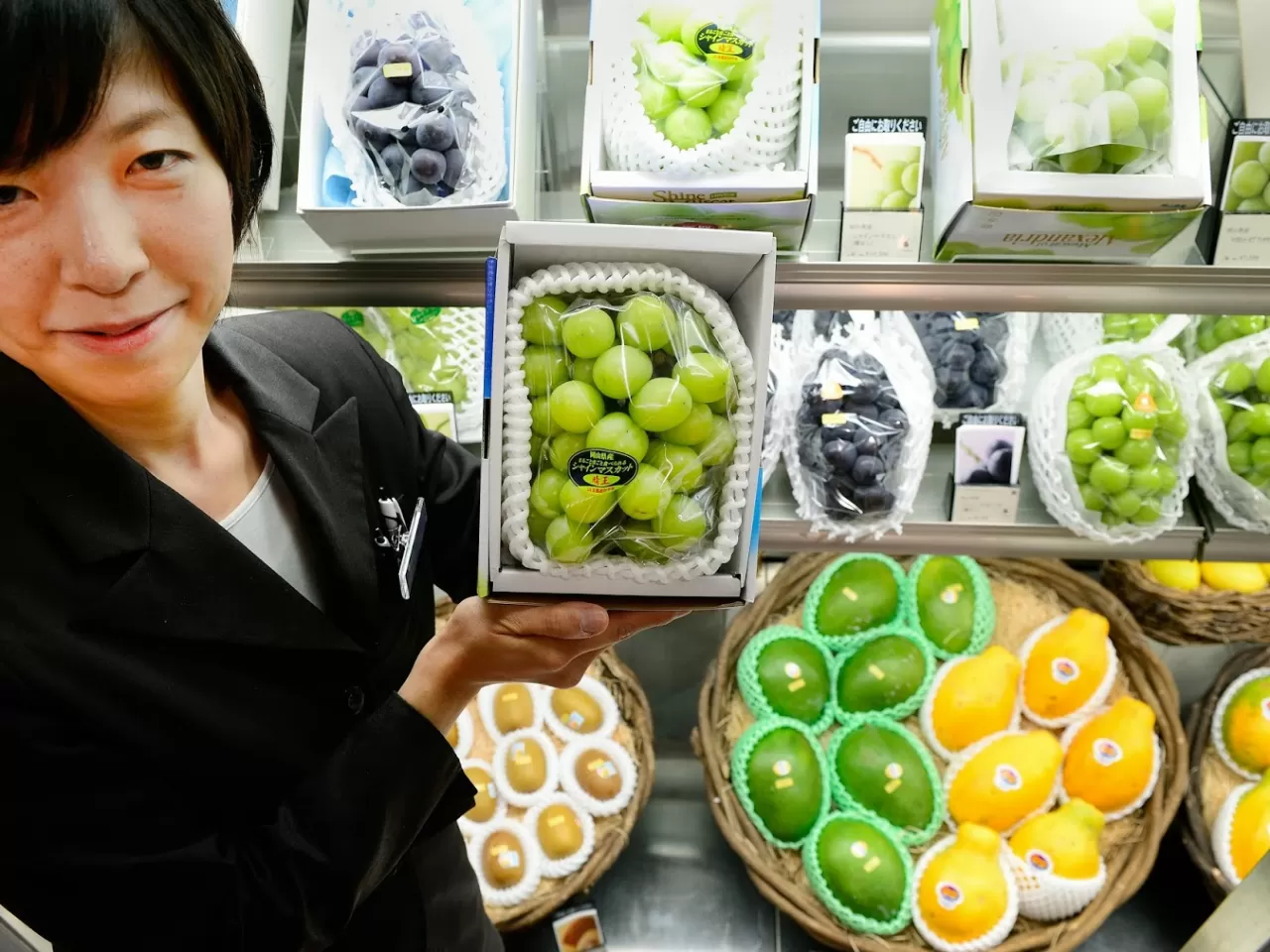 Dünyanın dört bir yanından lüks meyve ve yüksek kaliteli gıda ithalatı yapılır.