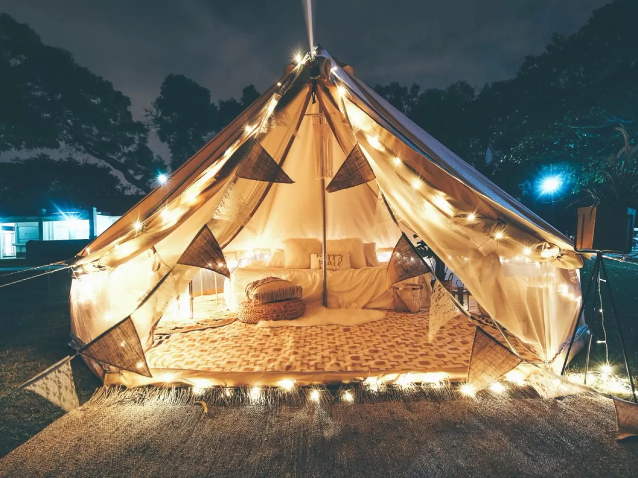 Снять глэмпинг. Глэмпинг KAMRELAX. Green Glamping Селигер. Глэмпинг на Эверест. Палатка Призма глэмпинг.