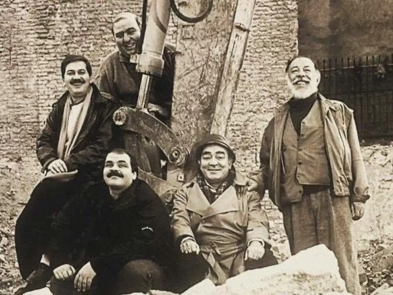 Peki Rasim Öztekin Hayatına Sinsice Sızan Tiyatro ile Nasıl Tanıştı?