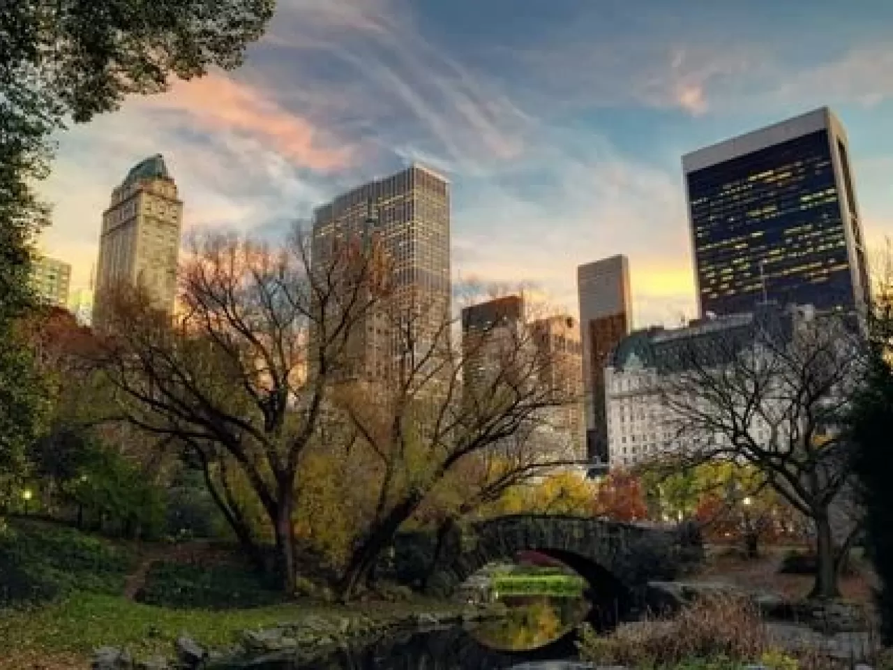 Ağaçlar, keyifsiz cisimleri gizleyerek mekânları güzelleştirir.