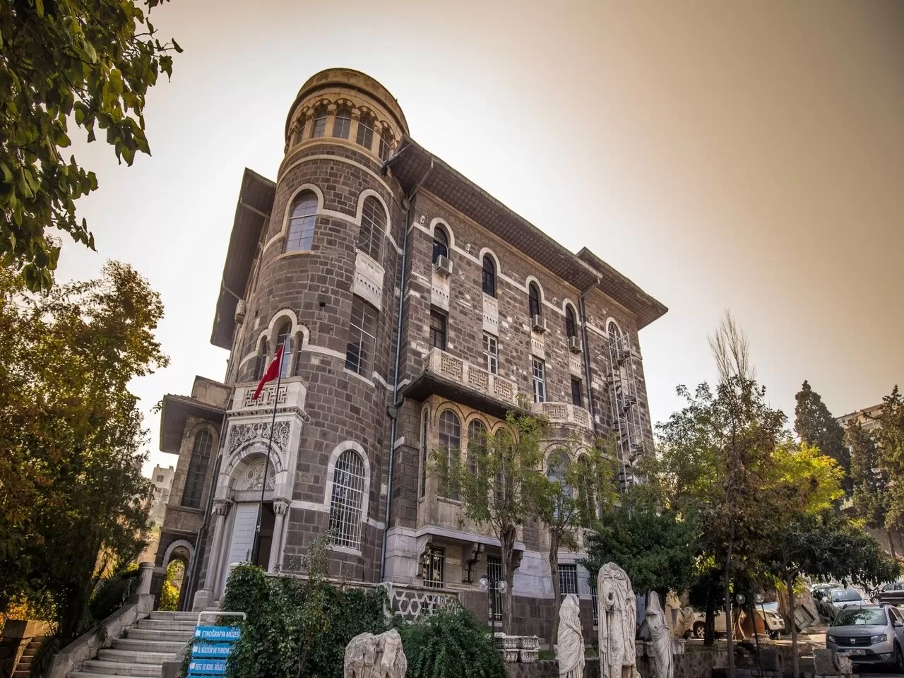 İzmir Etnografya Müzesi ve İzmir Arkeoloji Müzesi