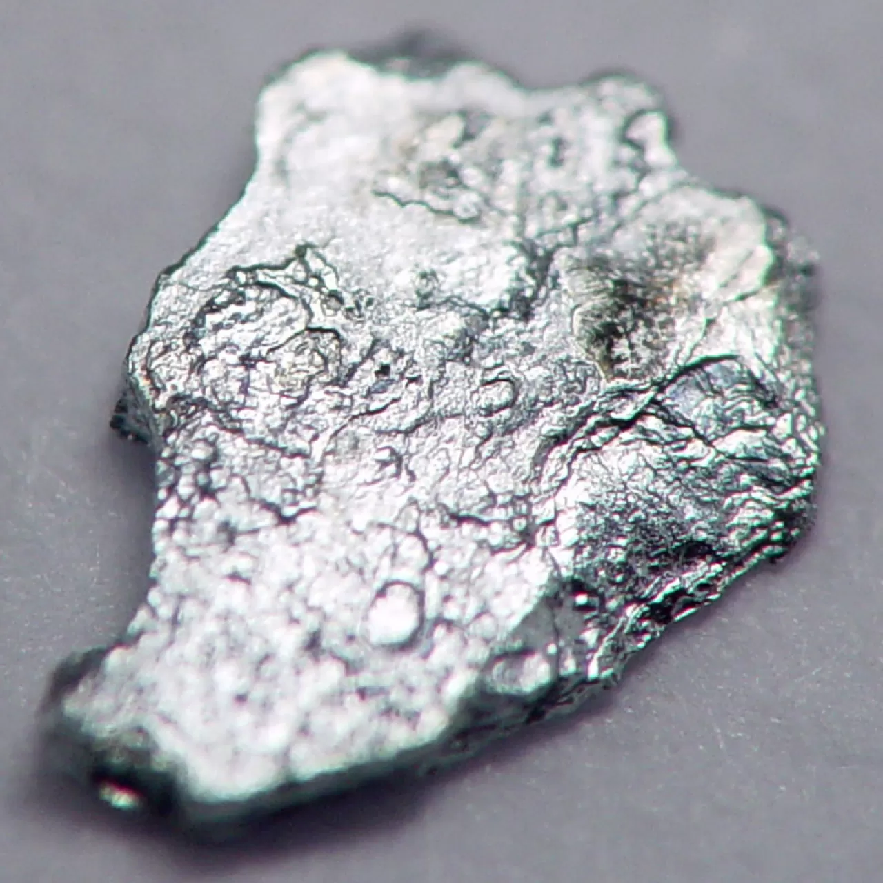 Олово один из первых металлов. ОСМИСТЫЙ иридий. Платинистый иридий. Осмий самородок. Платинистый иридий минерал.