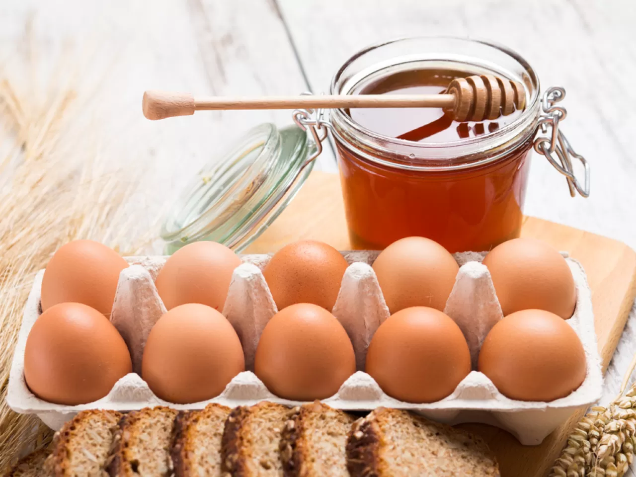 Маска медом яйцом коньяком. Яйцо и мед. Маска для волос из яйца и меда. Прическа яйцо.