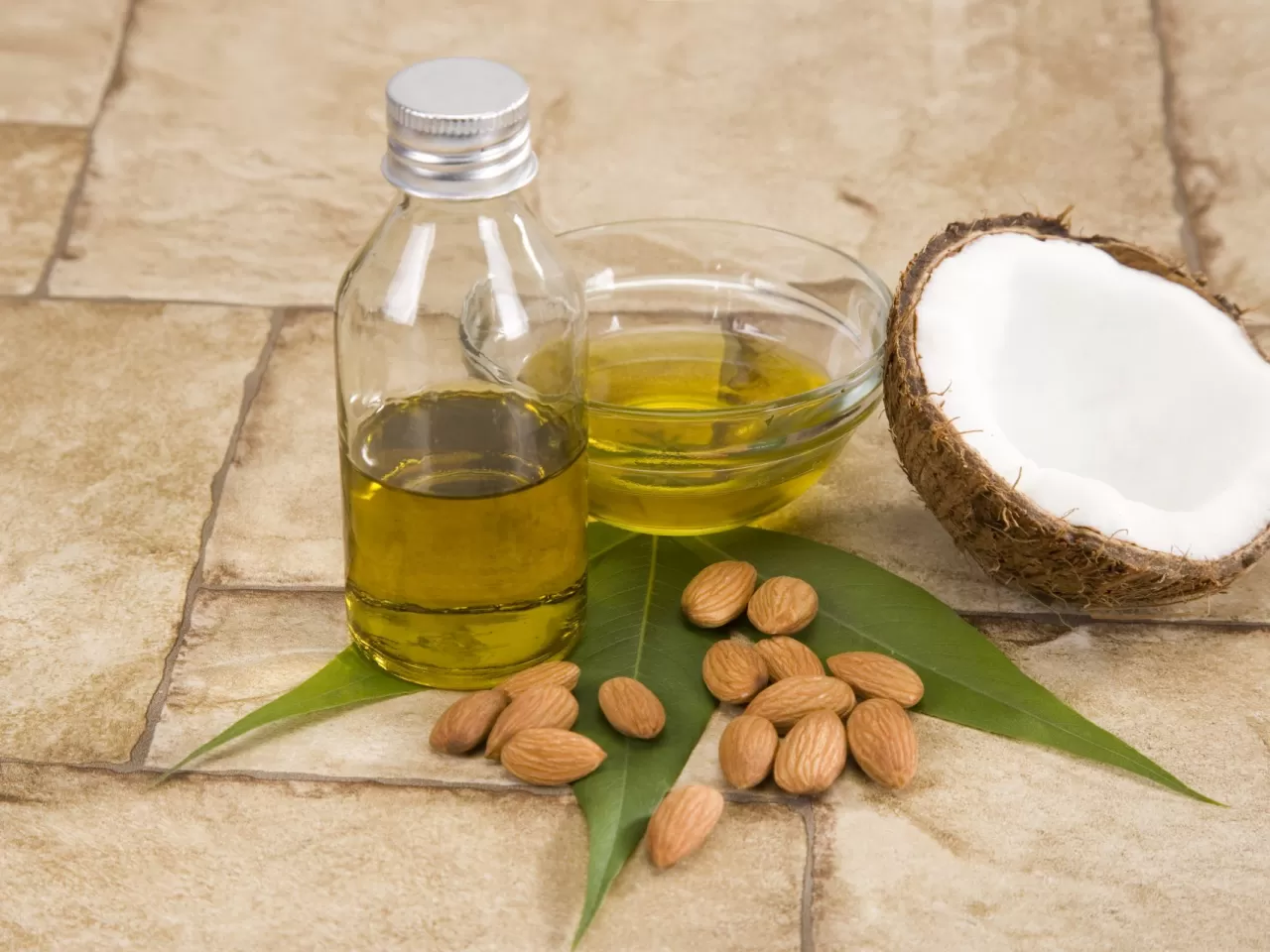 Ellerde Sauna Etkisi İçin Hindistan Cevizi Yağı, Badem Yağı ve Zeytinyağı