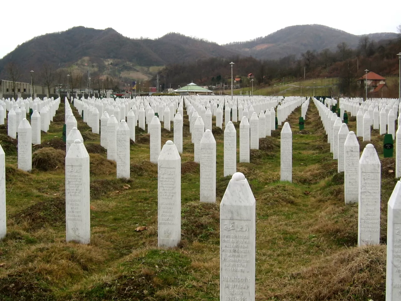 Srebrenitsa Soykırımı Anıtı (Potoçari-Bosna-Hersek)