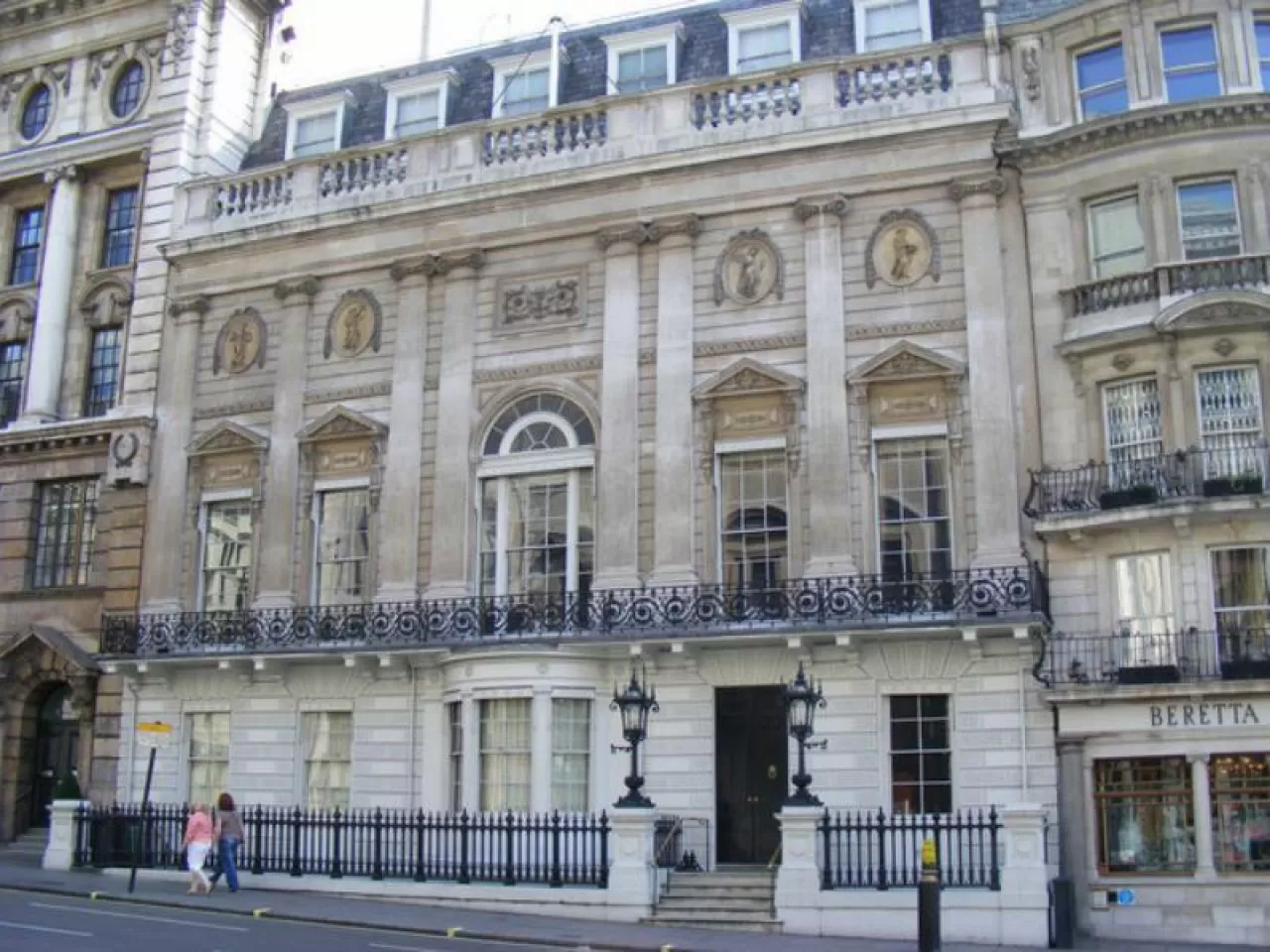 White’s Centilmenler Kulübü, İngiltere