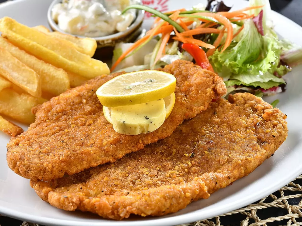 Куриный шницель в панировке на сковороде. Эскалоп по венски. Bayerisches Schnitzel (шницель). Королевский Венский шницель. Шницель Цезарь.