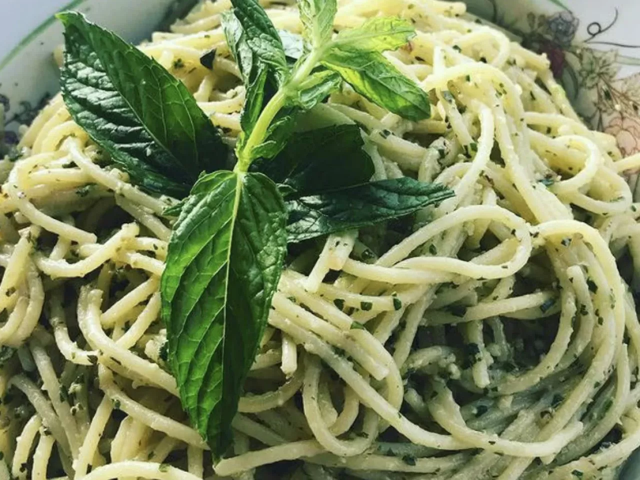 Fesleğen Soslu Makarna